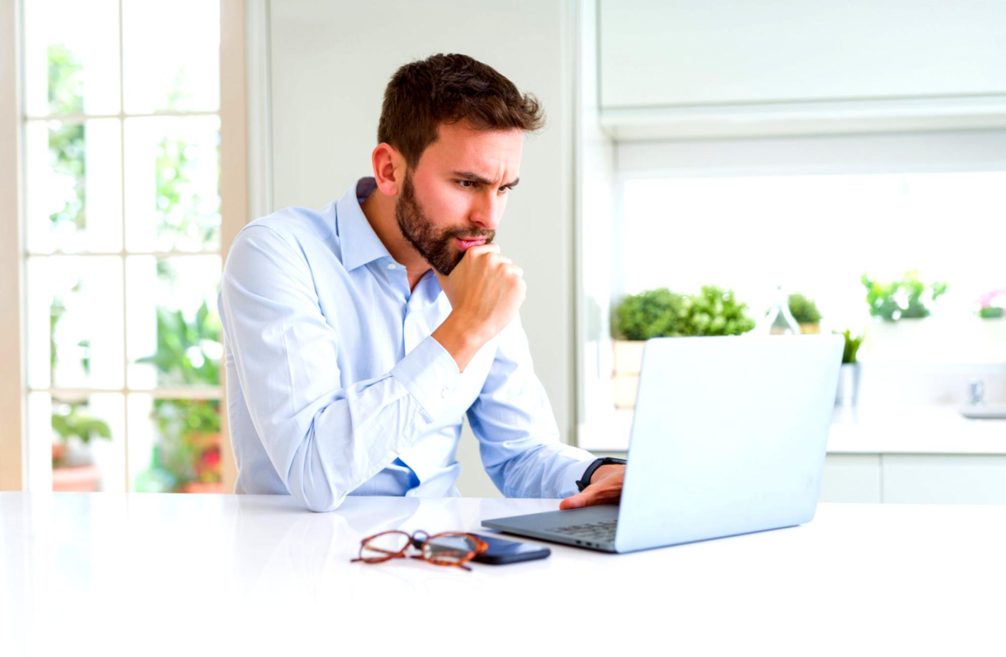 Profesionales colaborando en espacio educativo moderno